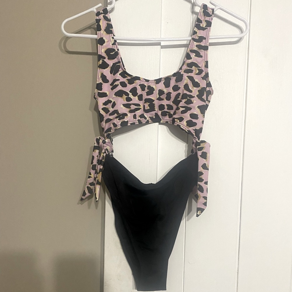 NWT Nasty Gal cut out swimsuit in leopard lilac size 4